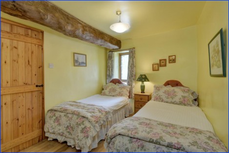 Twin bedroom in Winsford Cottage